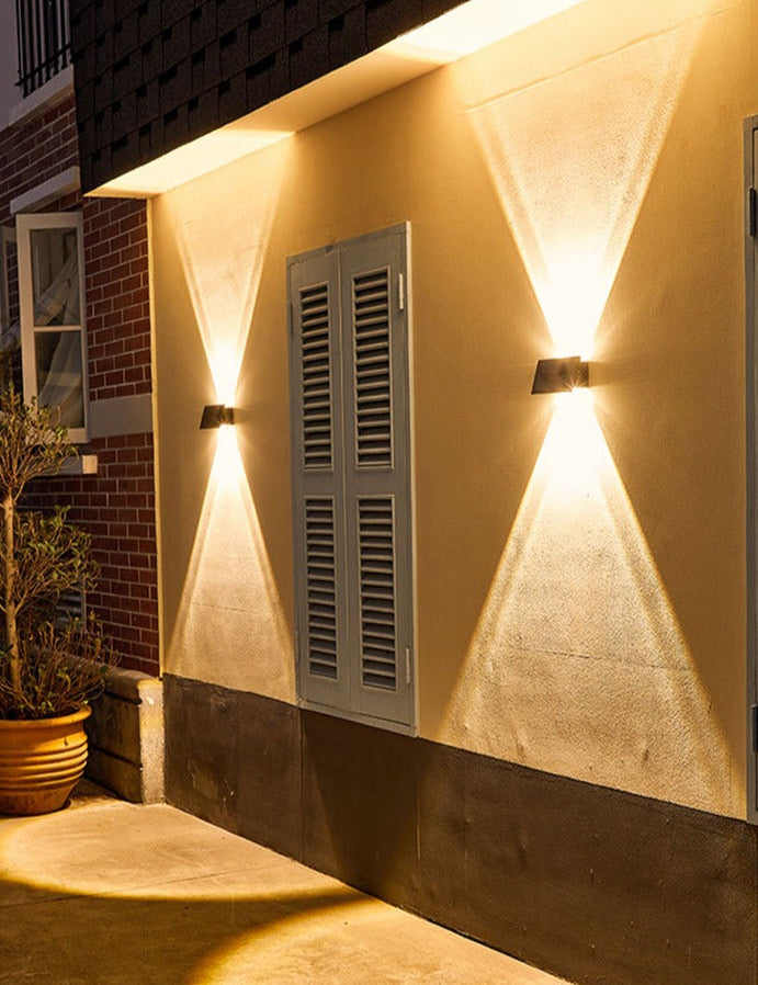 Elegant Solvägglampa med Solenergi och IP65 Vattentålighet – Modern Utomhusbelysning 0