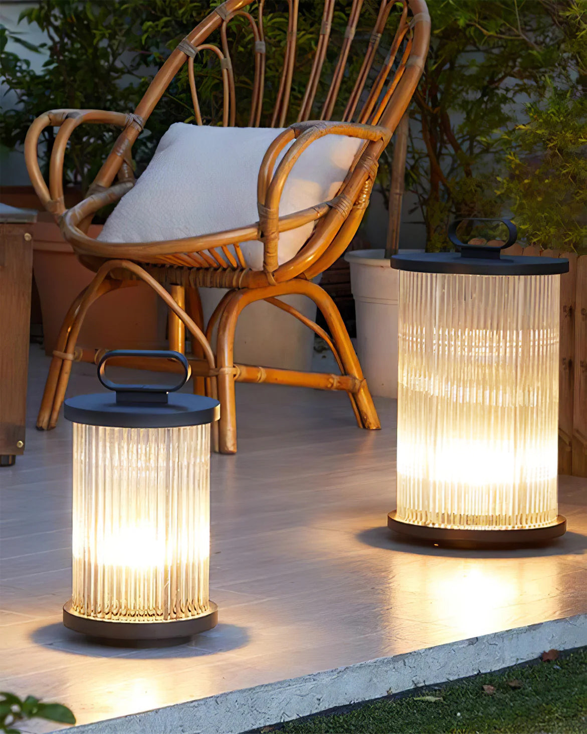 Elegant Trädgårdslampa i Glas och Rostfritt Stål med Solenergi – GlowSphere 2