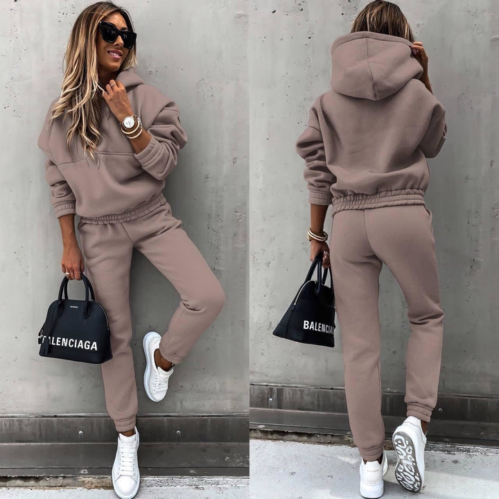 Stylish 2-Piece Tracksuit Set for Women - Comfortable Casual Wear 3