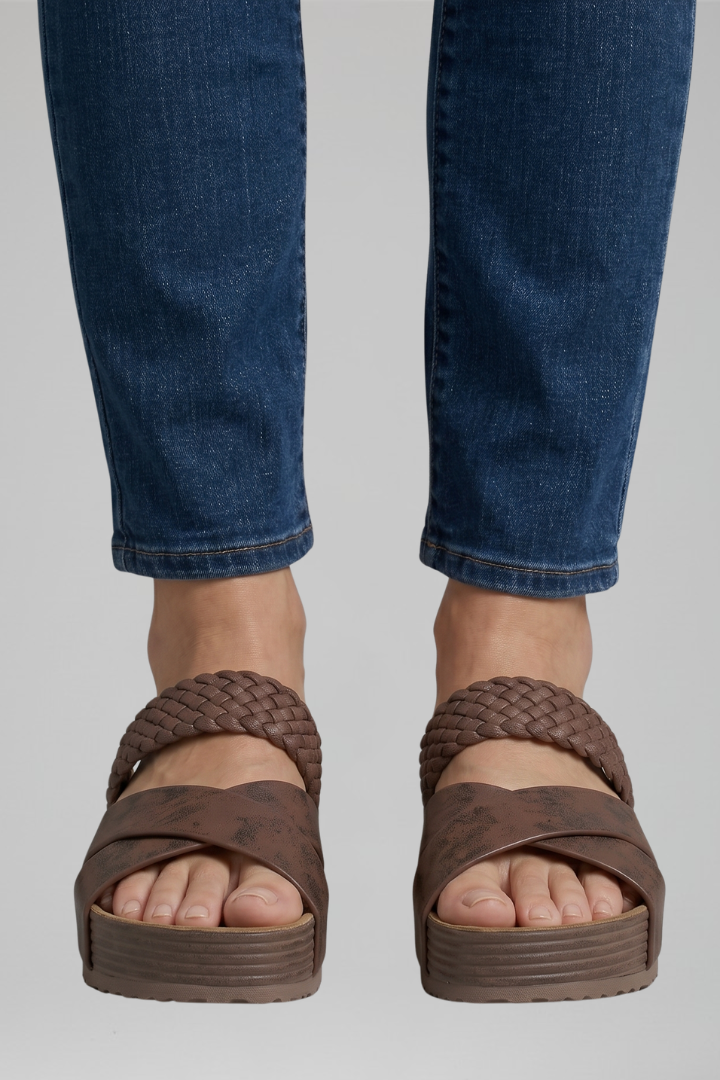 Women's Orthopedic Sandals with Arch Support and Crisscross Straps for Summer Comfort 0