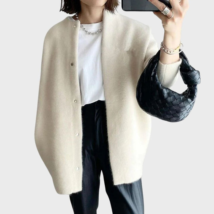 Women's Oversized Black Cardigan with Snap Buttons for Casual and Elegant Looks 2