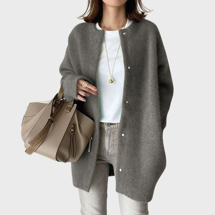 Women's Oversized Black Cardigan with Snap Buttons for Casual and Elegant Looks 4