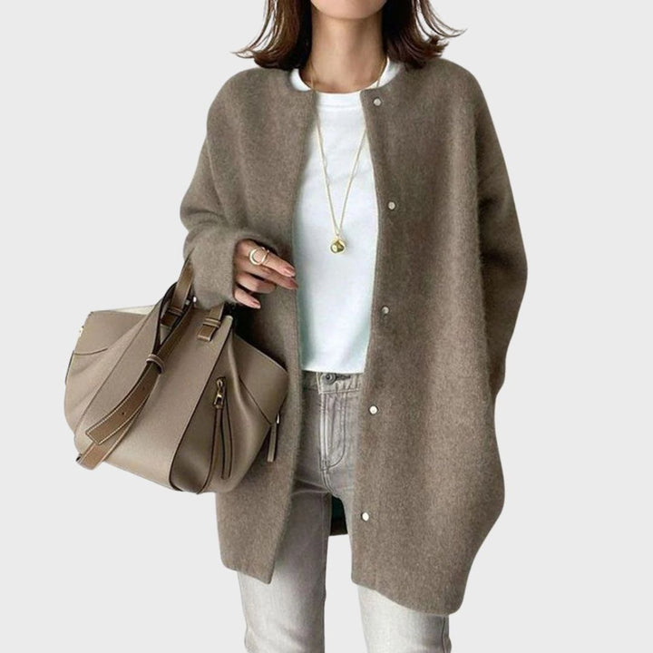 Women's Oversized Black Cardigan with Snap Buttons for Casual and Elegant Looks 5